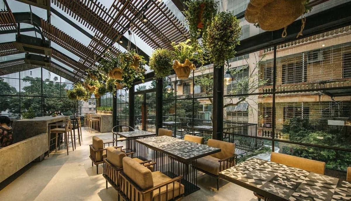 Quán cafe tối giản thường sử dụng vách kính lớn