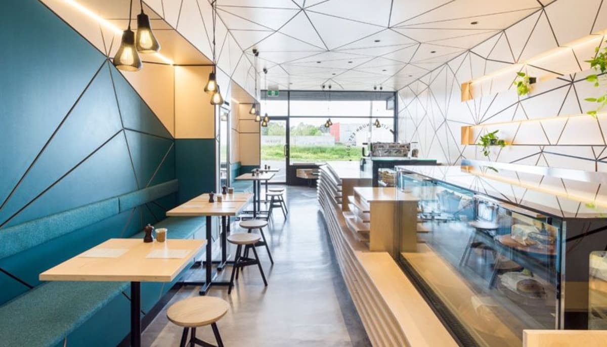Các hình khối được sắp xếp một cách sáng tạo trên tường