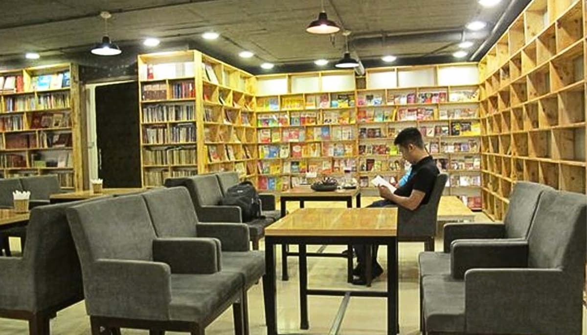 Kết hợp cả ghế sofa mềm mại và ghế đọc sách truyền thống