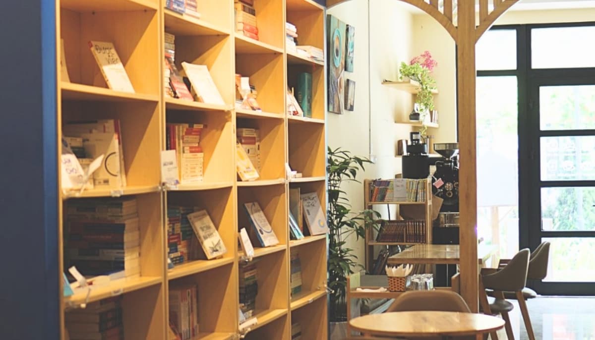 Khu vực trưng bày sách nên được bố trí ở vị trí dễ nhìn