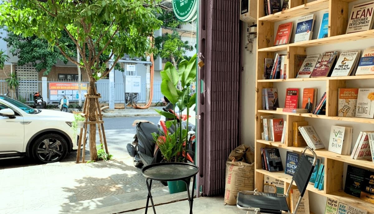 Ánh sáng tự nhiên là lựa chọn tốt nhất cho một quán cafe sách