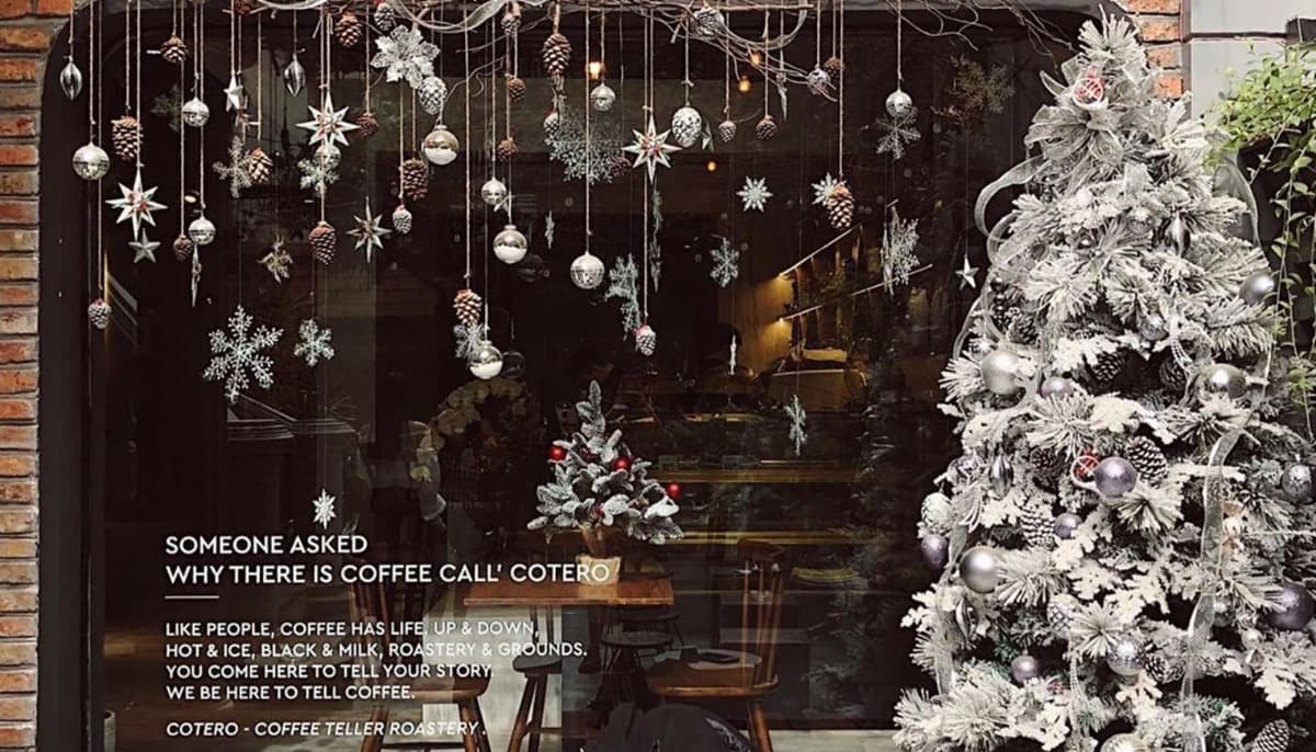Cây thông noel được trang trí với dây màu ấm áp