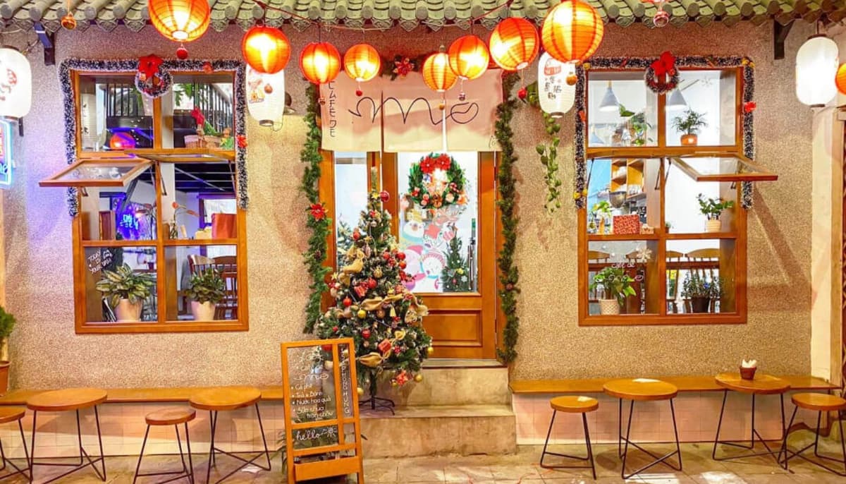 Trang trí noel bằng dây đèn lấp lánh ánh sáng 