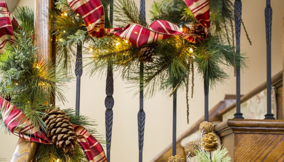 Trang trí noel trên lối đi cầu thang sẽ tạo cảm giác ấp ám