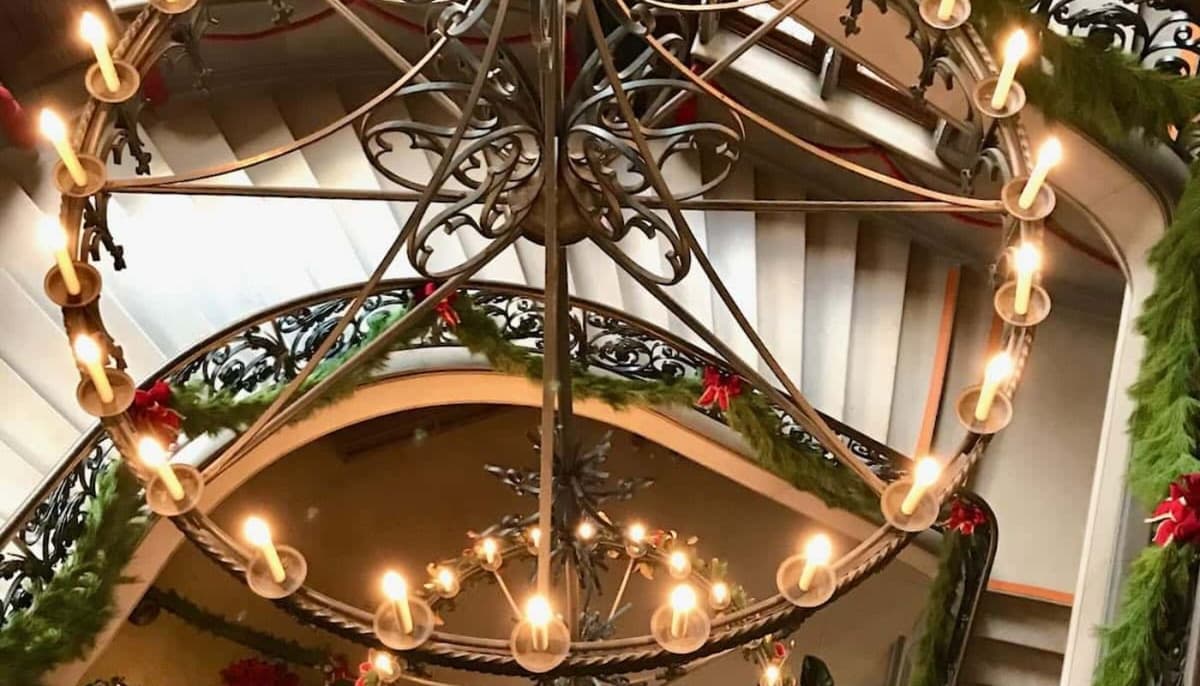 Lối đi được trang trí noel sẽ tạo cảm giác tràn ngập ấm áp cho khách hàng