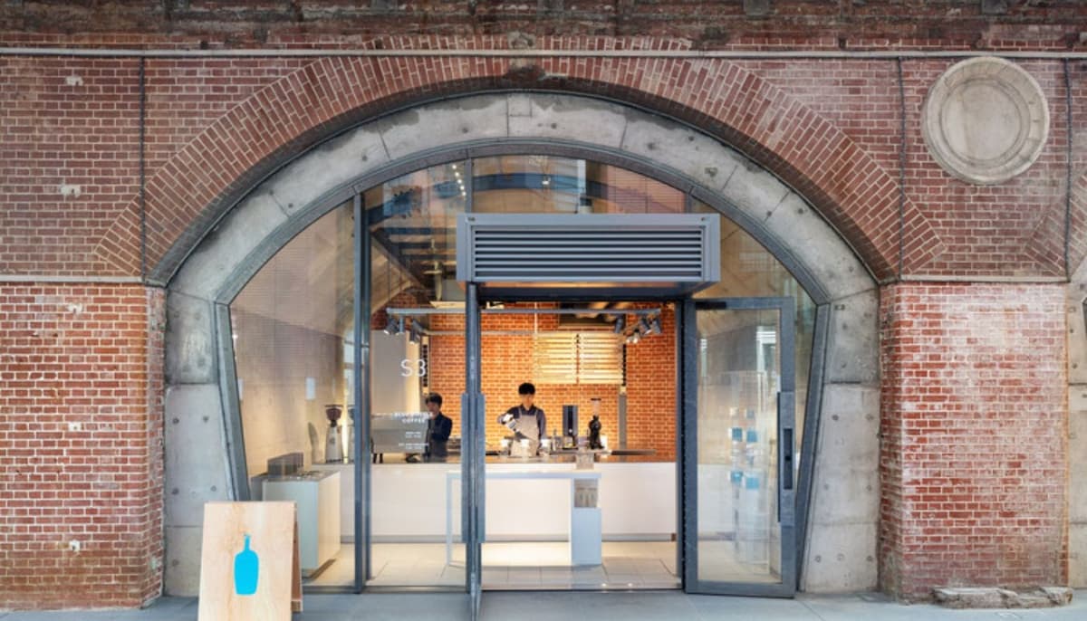 Mẫu thiết kế quán cafe bằng kính phong cách cổ điển