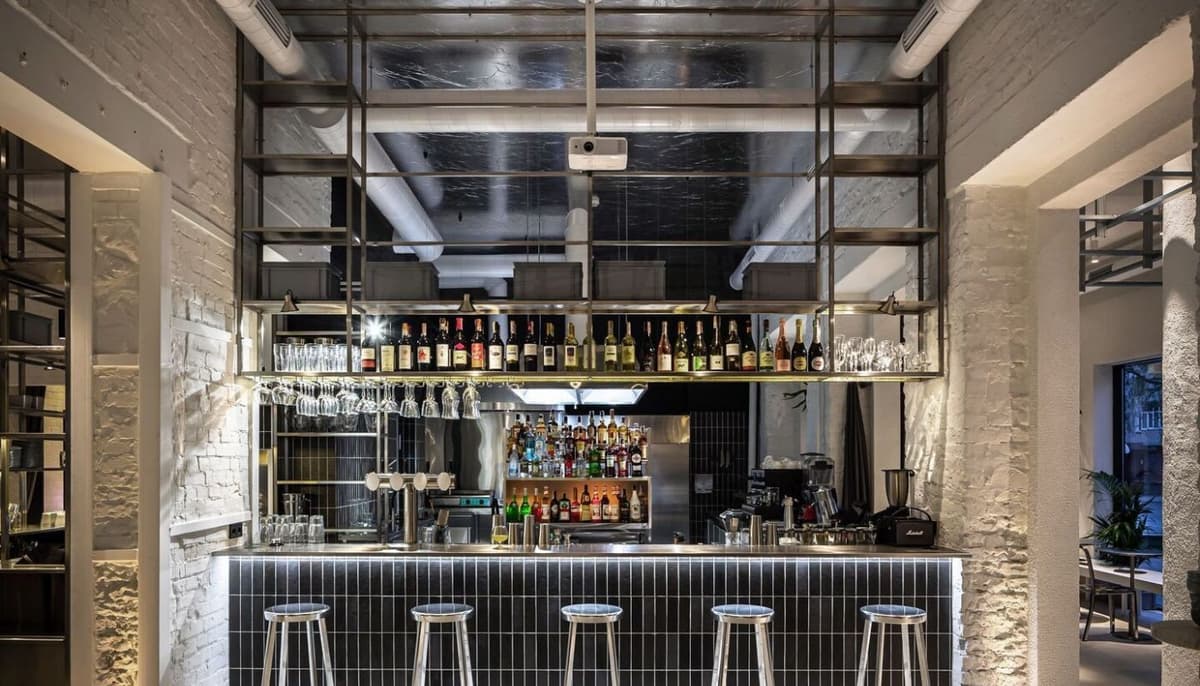 Quầy bar cần có khoảng không để nhân viên dễ dàng di chuyển