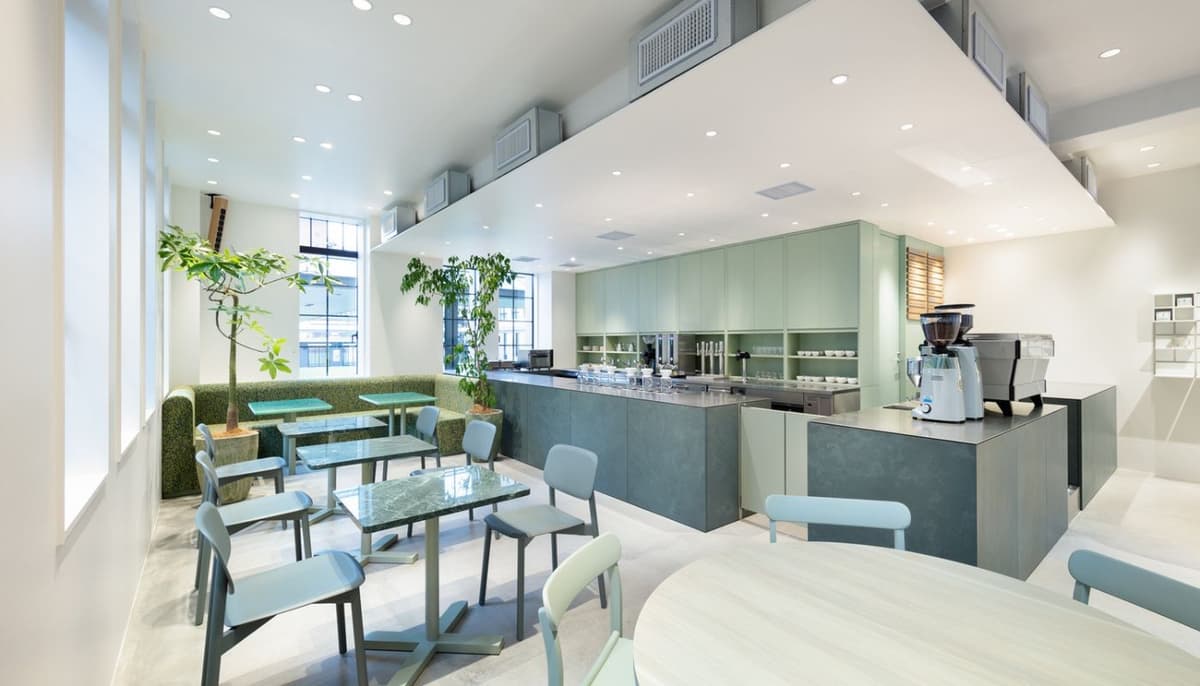 Không gian xanh trong quán cafe bằng kính tạo cảm giác thư giãn