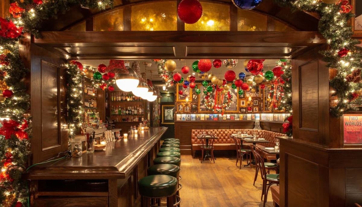 Quầy bar mang đậm màu sắc giáng sinh