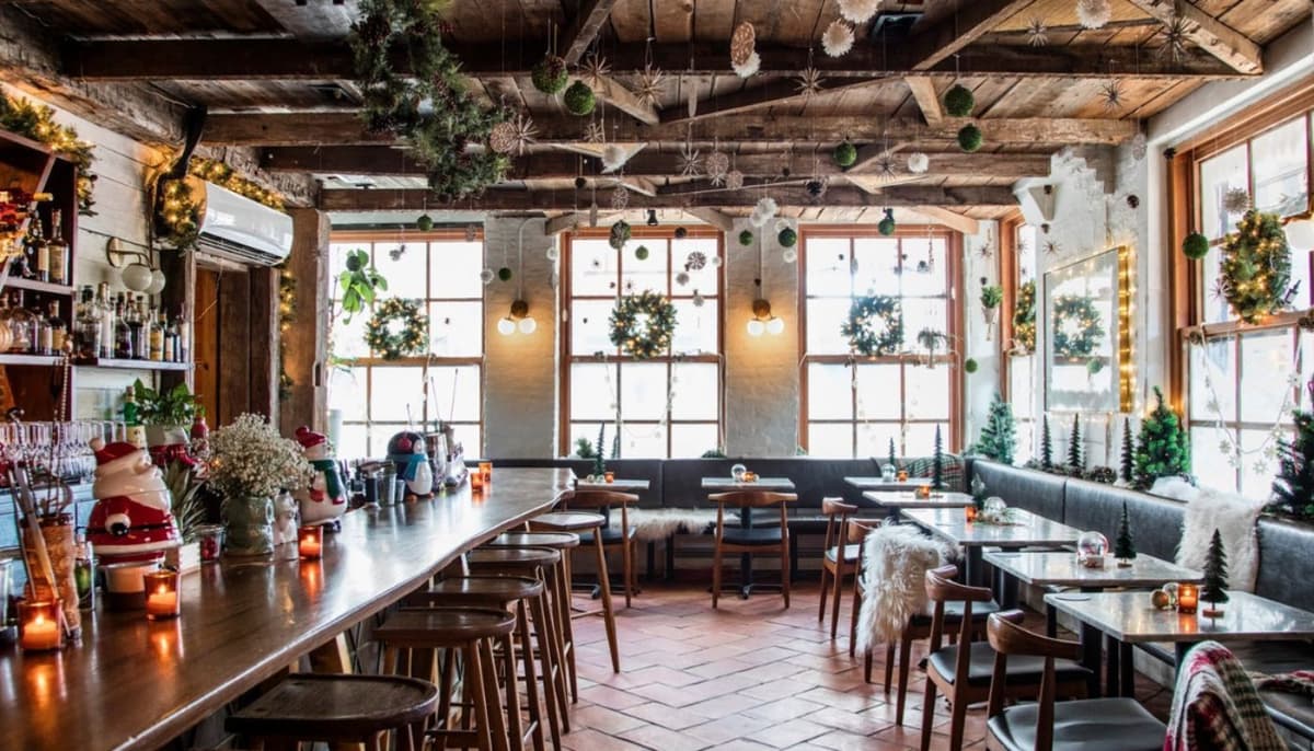 Màu sắc ấm áp trong cách bài trí quầy bar