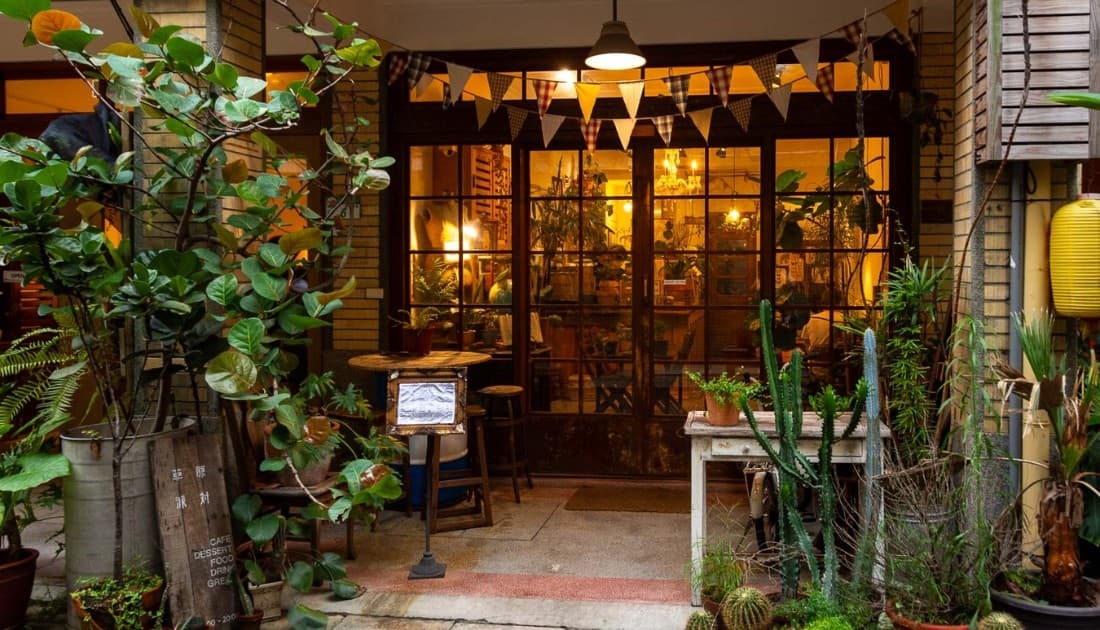 Quán cafe vừa có không gian xanh vừa cổ điển 