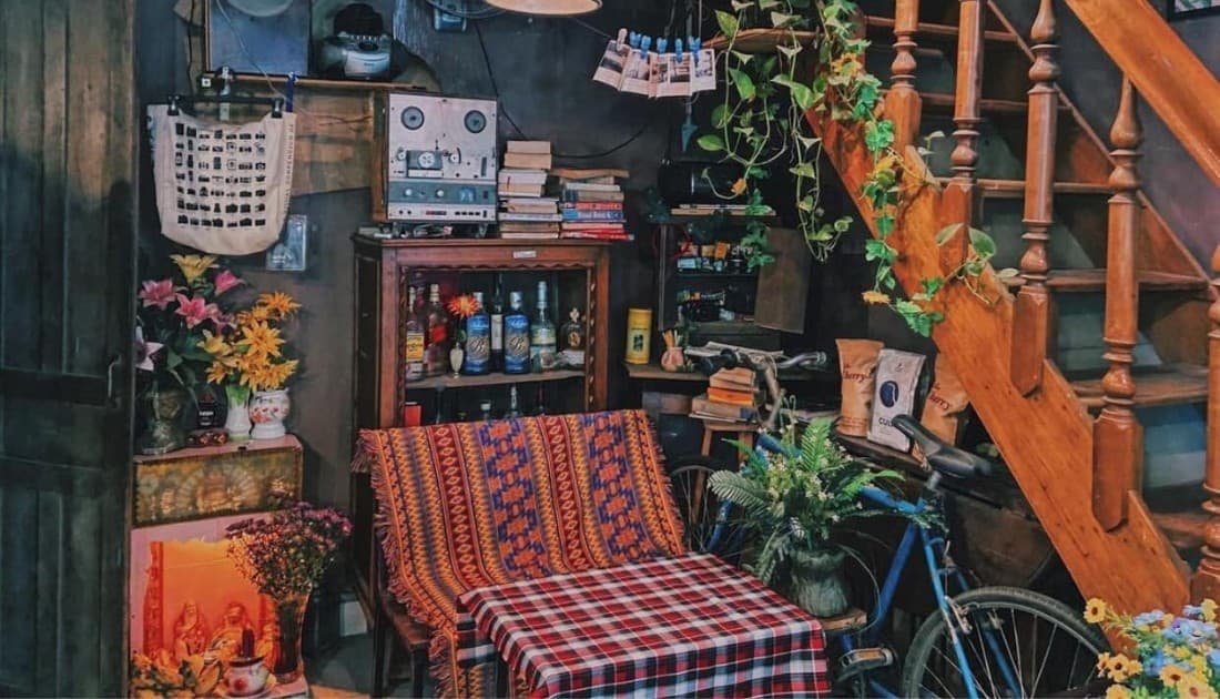 Quán cafe decor bằng những món đồ cổ