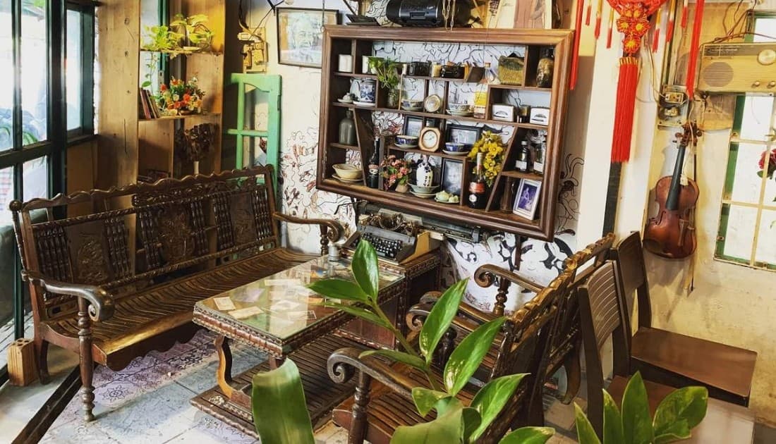 Quán cafe decor bằng vật dụng cổ