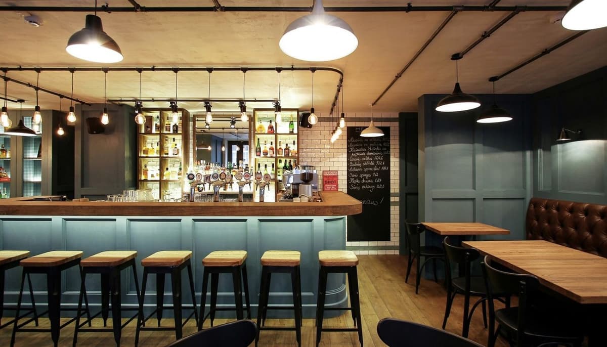Sử dụng đá làm quầy bar kết hợp với tone đèn vàng ấm khiến không gian bar trở nên tươi sáng