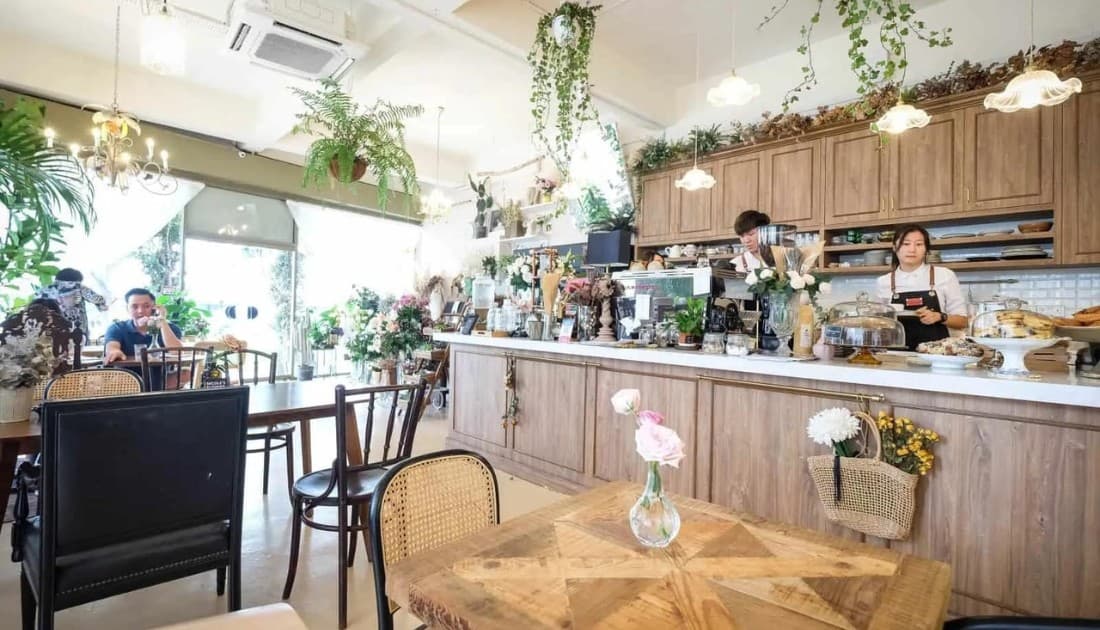 Chất liệu nội thất được tối giản để tăng tối đa không gian ngắm hoa 