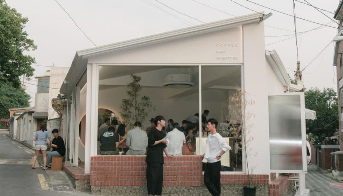 Điểm nhấn tạo không gian mở là cửa kính 