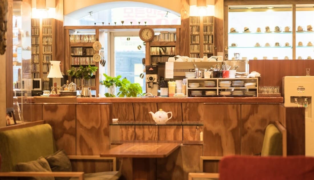 Quán cafe cần đảm bảo tận dụng được tối đa nguồn ánh sáng tự nhiên vào ban ngày