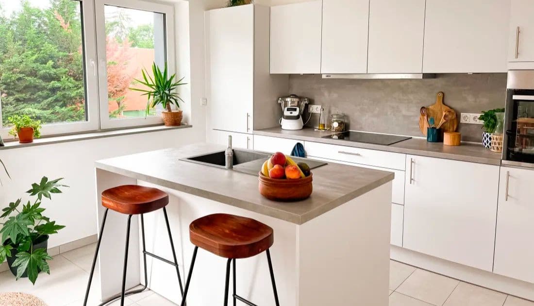 Bếp tone trắng chủ đạo với nội thất tối giản, chỉn chu