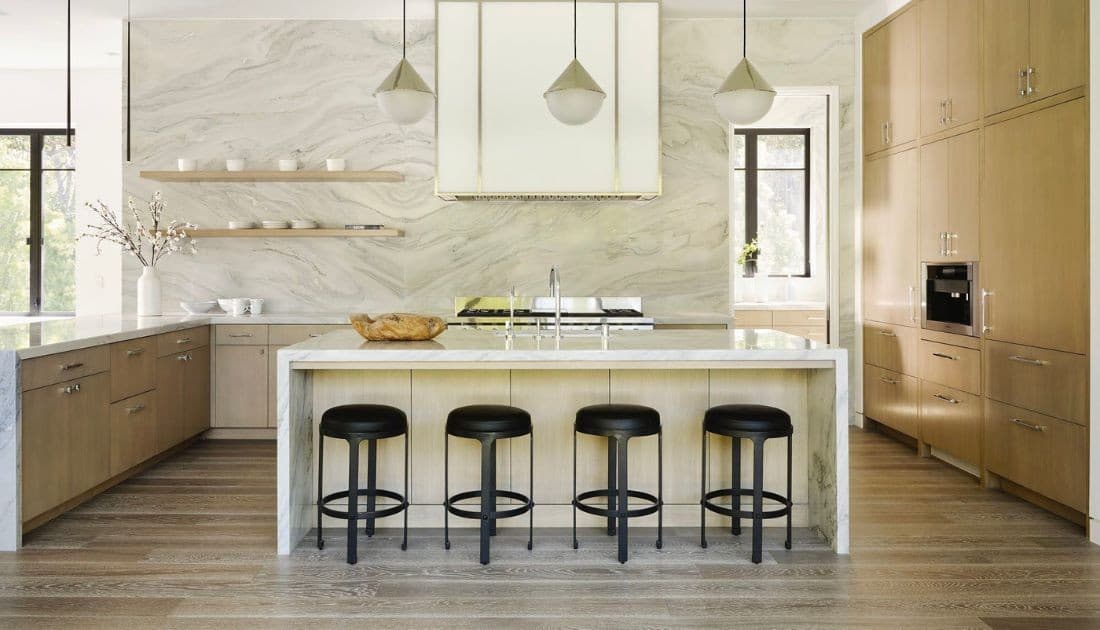 Không gian bếp kết hợp quầy bar mini tone trắng tạo điểm nhấn sang trọng cho căn hộ
