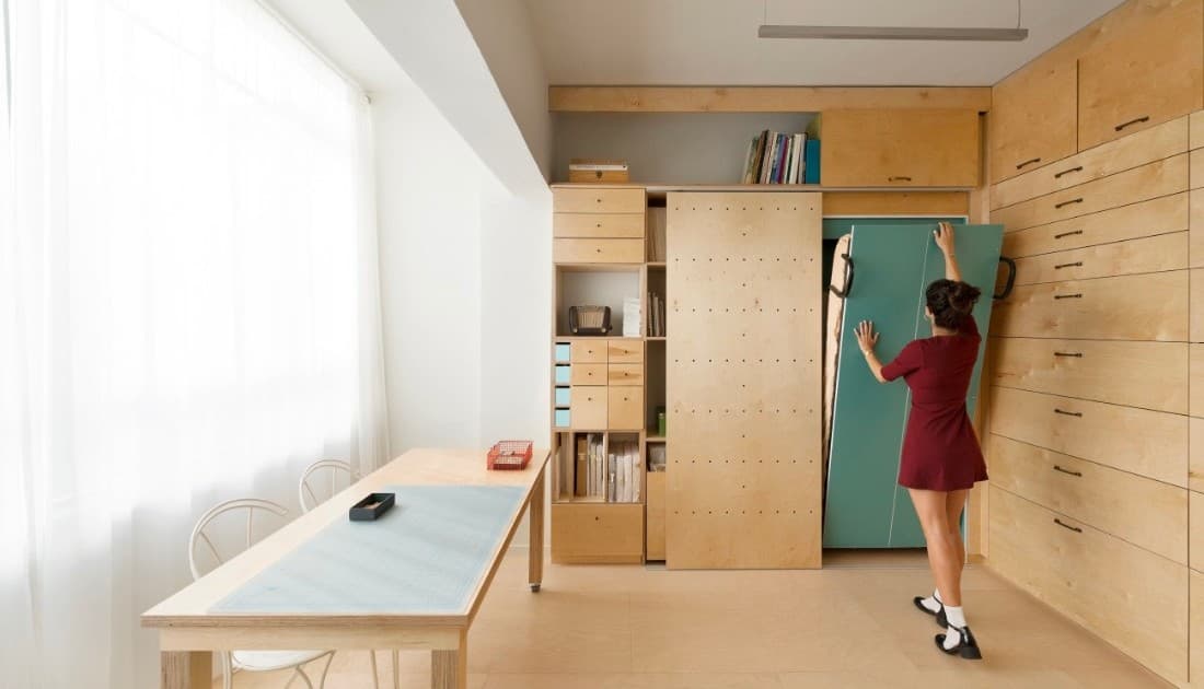 Chiếc giường xếp kết hợp với tủ đựng quần áo là một ý tưởng không hề tồi