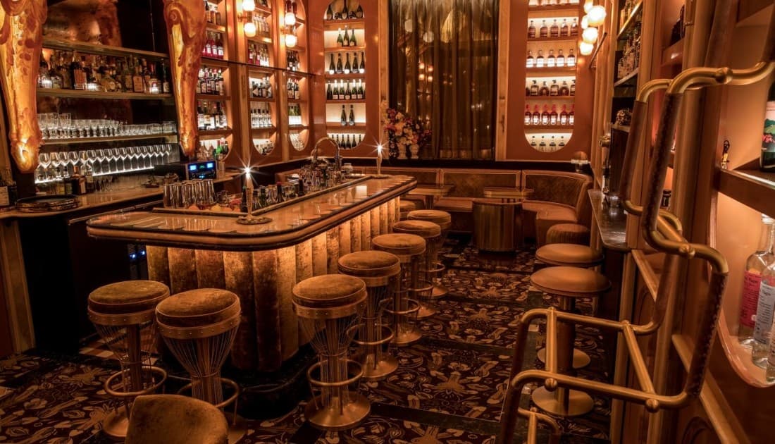 Thiết kế quán bar nhỏ phong cách futuristic 