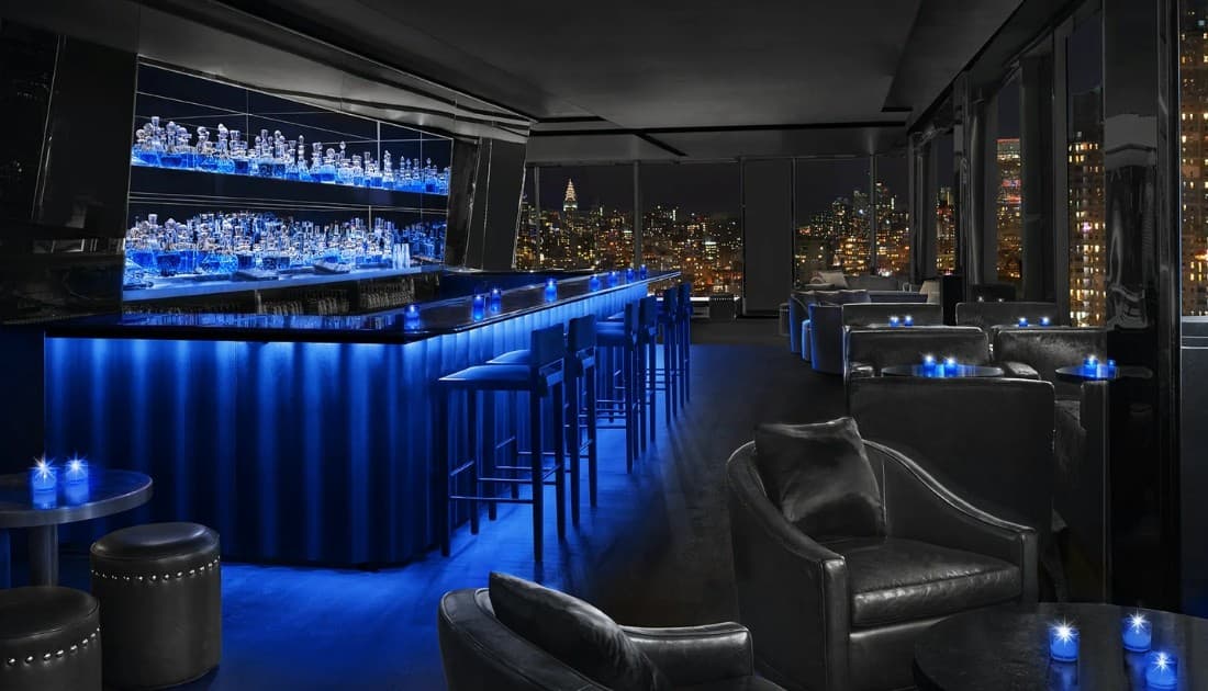 Ấn tượng với thiết kế quán bar nhỏ style futuristic 