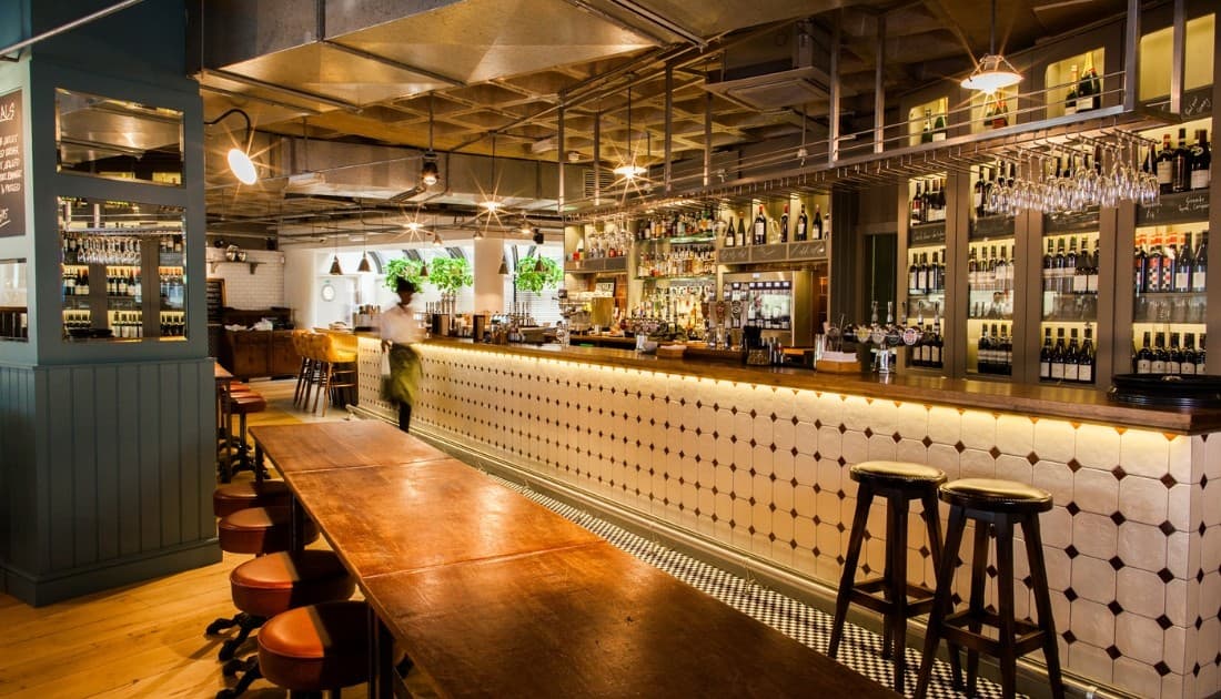 Tại sao thiết kế quán pub nhỏ lại quan trọng trong việc thu hút khách hàng?