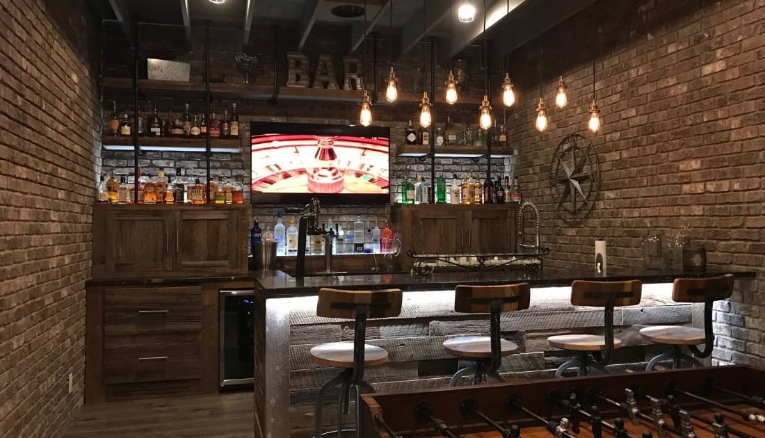 Thiết kế quán bar mini phong cách công nghiệp nhắm tới đối tượng khách hàng ở nhiều độ tuổi