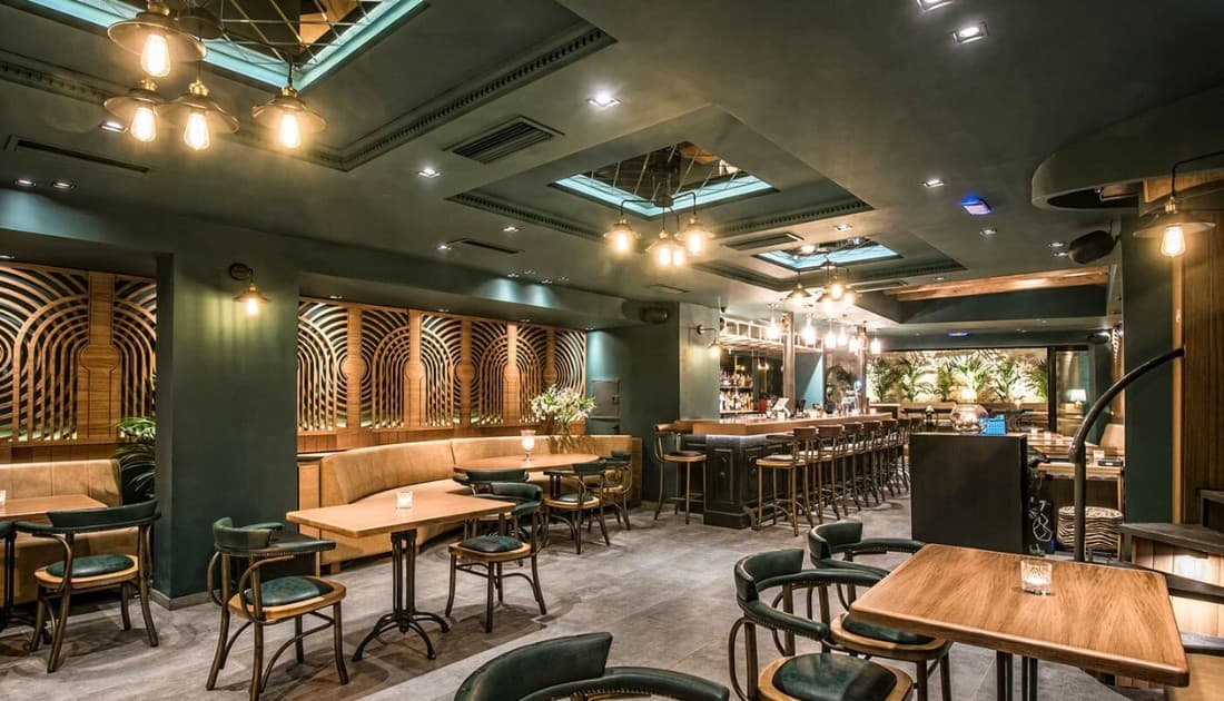 "Mãn nhãn" với thiết kế quán cafe phong cách cổ xưa sang trọng