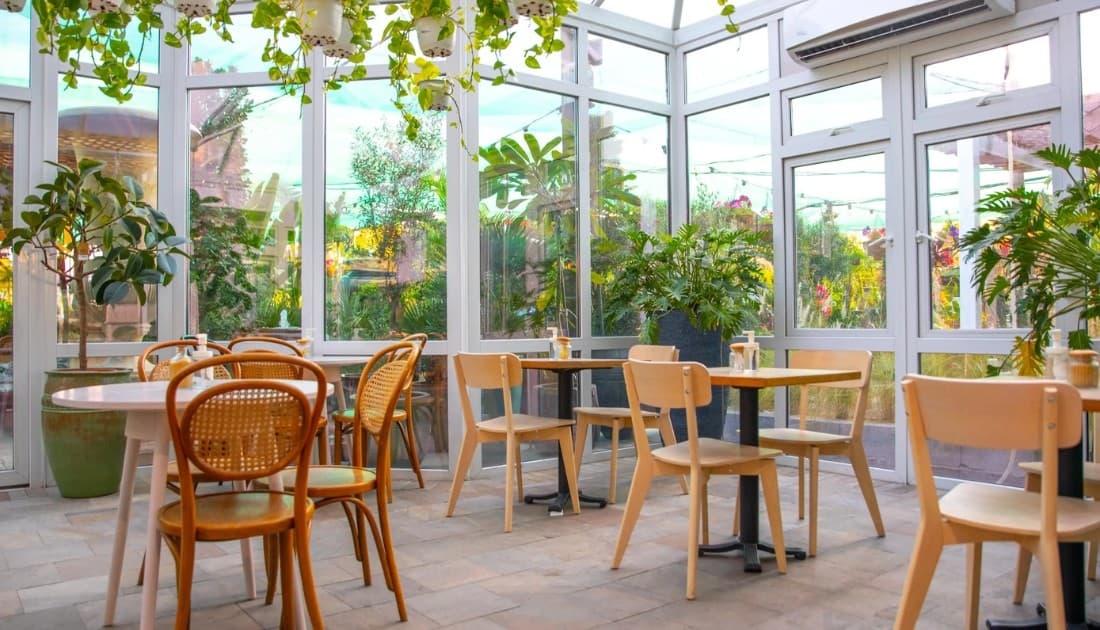 Không gian quán cafe thông thoáng và thoải mái