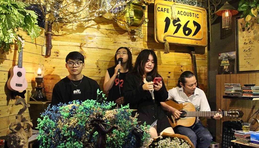 Hòa mình cùng quán cafe acoustic phong cách mộc mạc