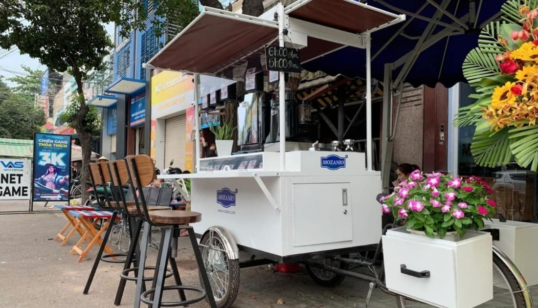 Sự kết hợp giữa gam màu sặc sỡ, đồ trang trí kiểu cũ và các dụng cụ cafe cổ điển