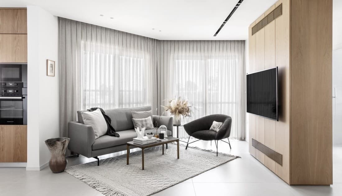Bạn có thể sử dụng những kệ tivi, bộ ghế sofa để trang trí miễn là không quá to cồng kềnh