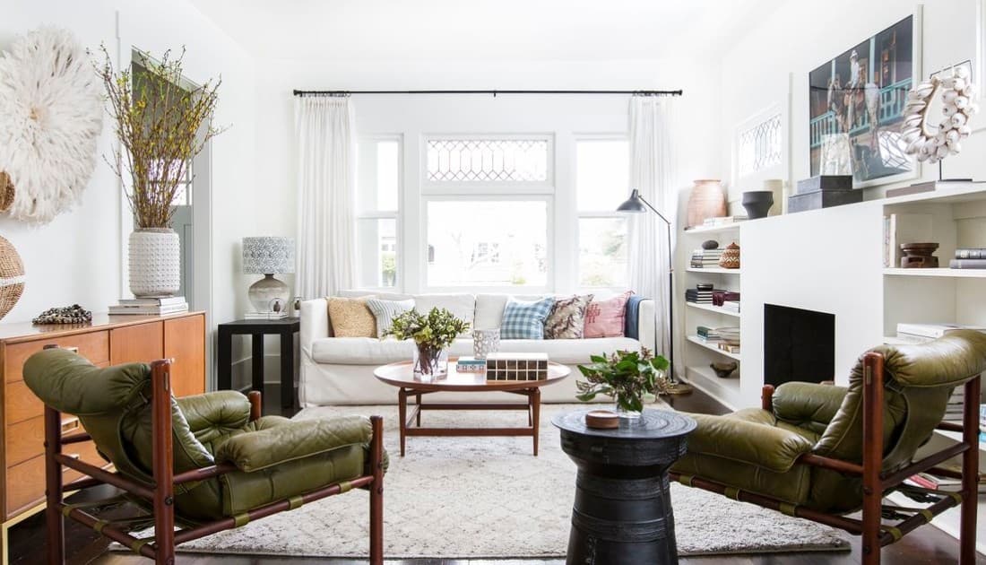 Hãy cứ chọn những chiếc sofa có chân đế và khoảng hở so với mặt sàn để tạo cảm giác trống trải