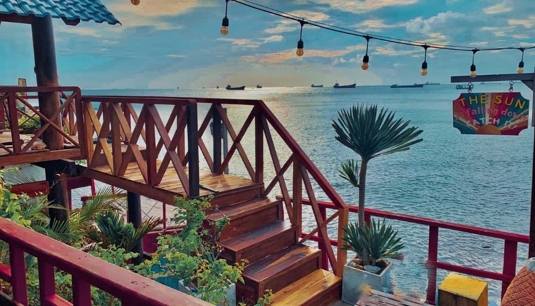 Thiết kế quán cafe view biển với mô hình rooftop dường như đang là xu hướng thu hút giới trẻ hiện nay