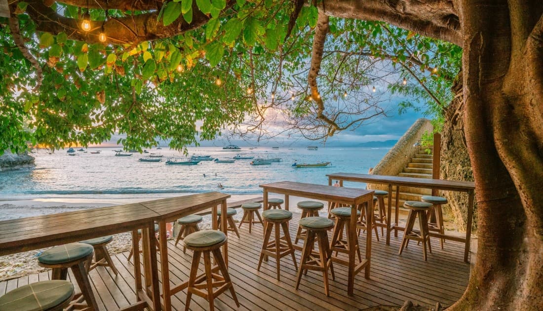 Mẫu thiết kế quán cafe view biển với tone màu lãng mạn