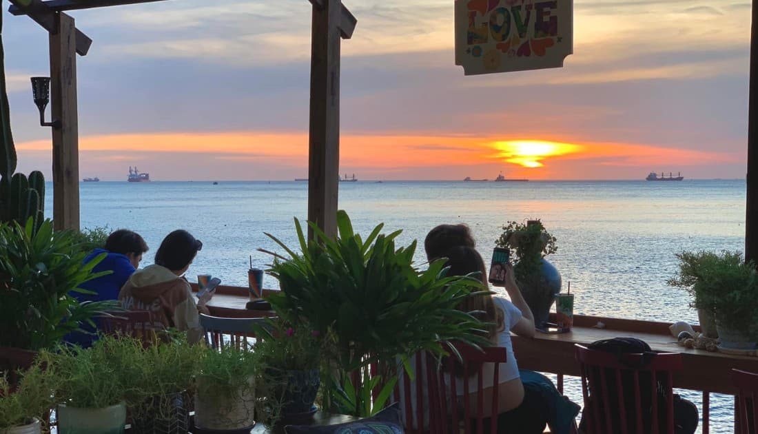 Thiết kế cafe view biển với mô hình ngoài trời nên chọn những vị trí ven bờ biển