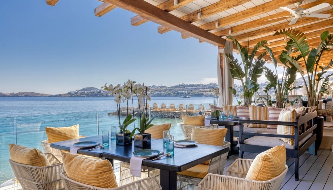 Mẫu thiết kế quán cafe view biển với thiết kế ngoài trời