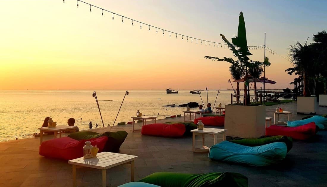 Quán cafe với những tone màu lãng mạn sẽ thường rất thu hút những vị khách cần tìm không gian thư giãn nhẹ nhàng