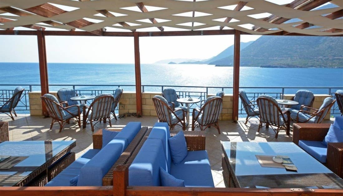 Thiết kế quán cafe view biển ấn tượng bởi màu sắc chủ đạo không gian