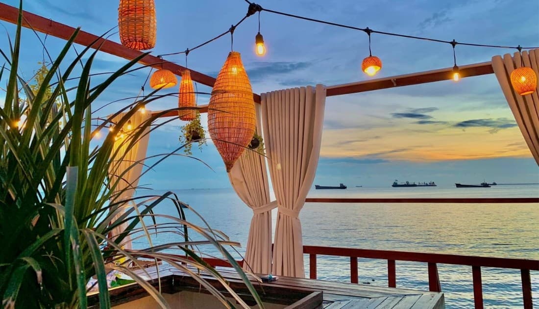 Hãy lưu ý về những thiết kế bàn ghế gần gũi, thân thiện và cả những chiếc mái che nắng che mưa cho khách hàng 