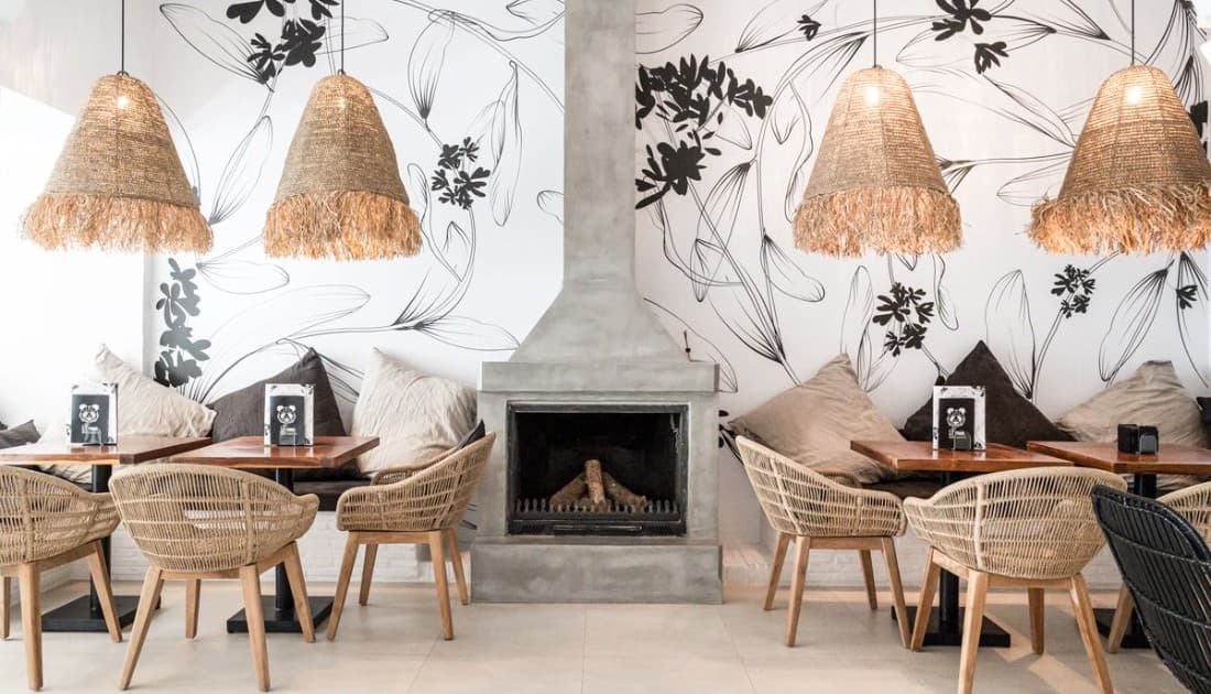 Mẫu thiết kế quán cafe phong cách Scandinavian sử dụng đen và trắng chủ đạo sẽ tạo cảm giác vô cùng thư thái
