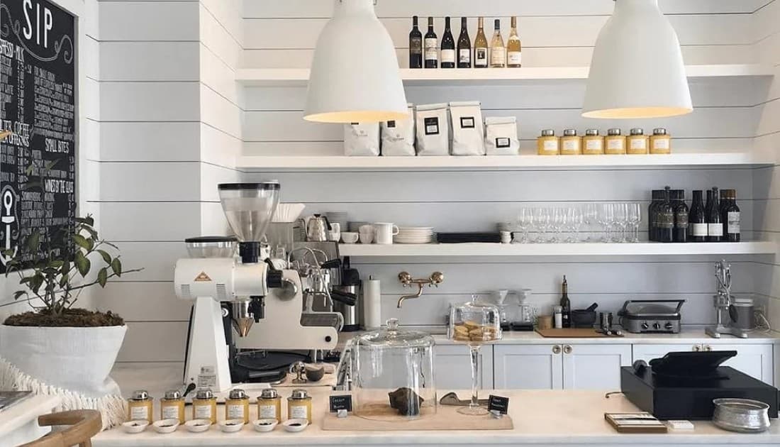 Quán cafe phong cách Scandinavian với tone màu trắng sang trọng