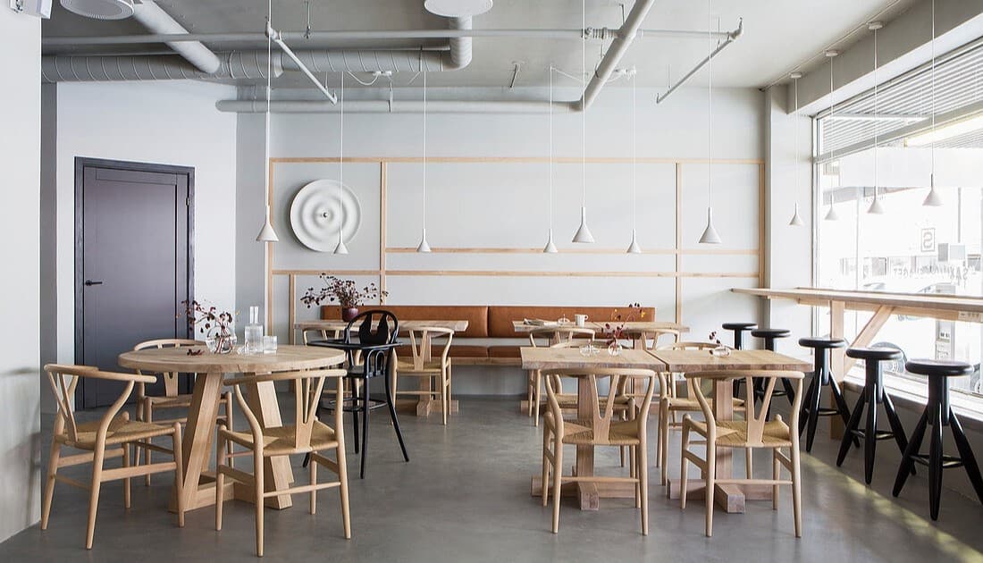 Thiết kế quán cafe phong cách Scandinavian còn chú trọng tận dụng tối đa nguồn ánh sáng thiên nhiên
