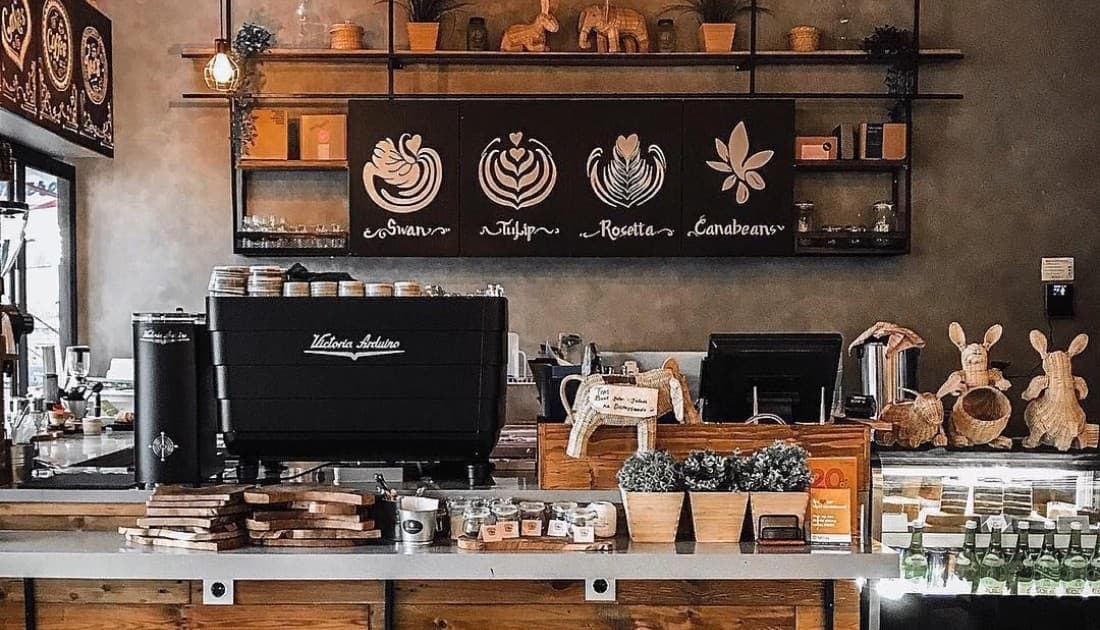 Sử dụng tone màu trầm ấm như màu be, màu gỗ, thiết kế quán cafe ngang 5m có thể thu hút bất kì vị khách hàng nào