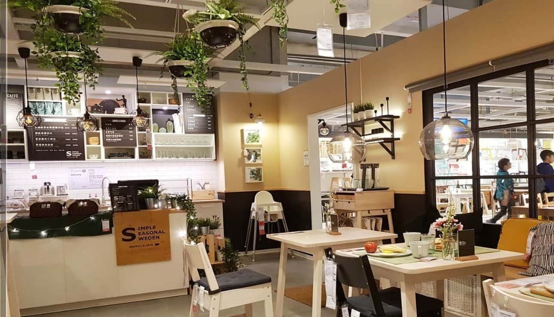 Bạn nên chọn những nơi dân cư đông đúc như khu dân cư, gần trường học,.. để đỡ một phần chi phí quảng cáo.