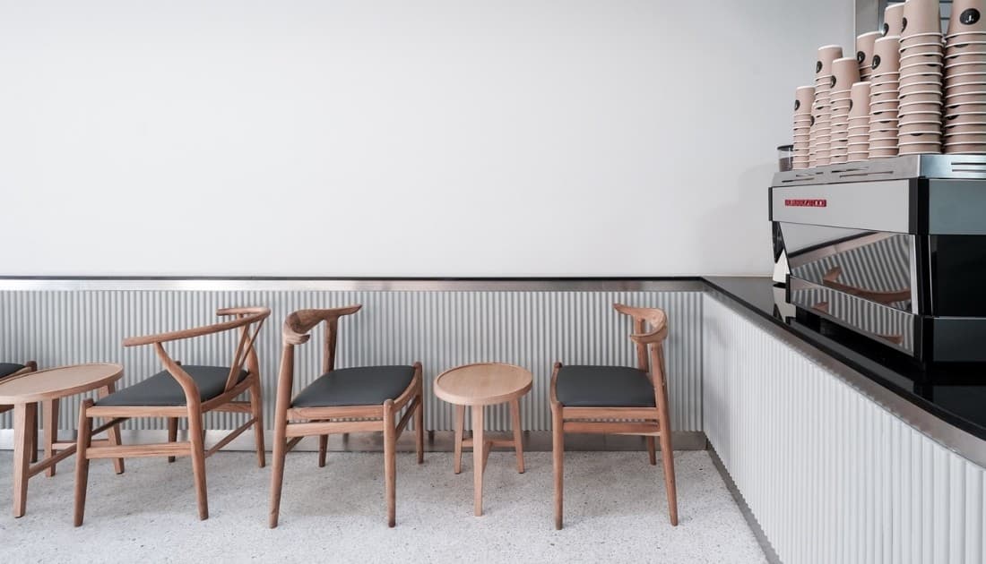Mẫu thiết kế quán cafe 100m2 tinh tế, tối giản 