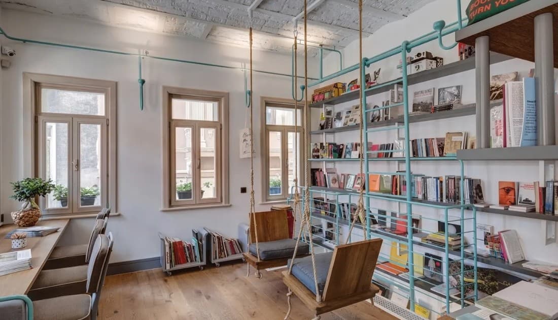 Mẫu thiết kế quán cafe sách với diện tích 100m2