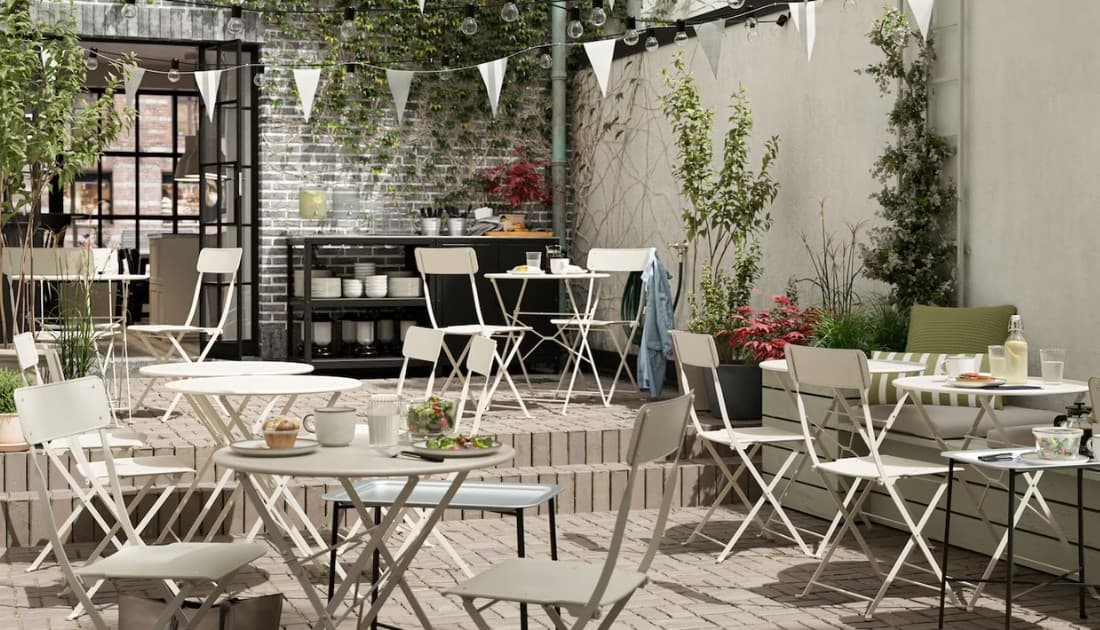 Bạn cũng cần bố trí nội thất che nắng như thế nào là phù hợp để khách hàng không bị ánh sáng chiếu quá gay gắt