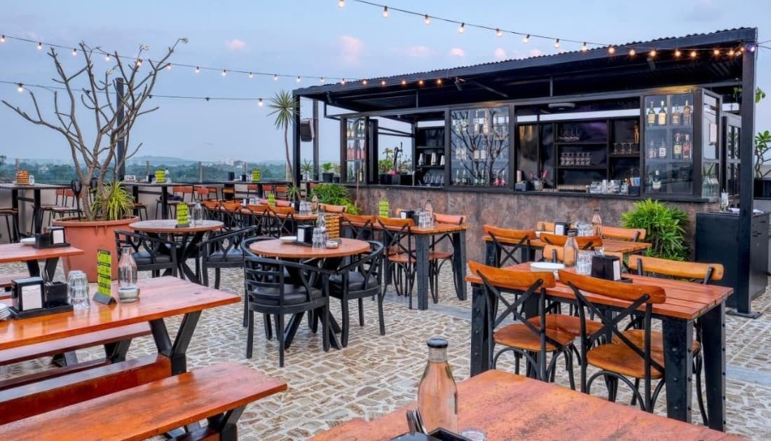 Quán cà phê ngoài trời chill chill trên tầng thượng là lựa chọn của phần lớn giới trẻ hiện nay.